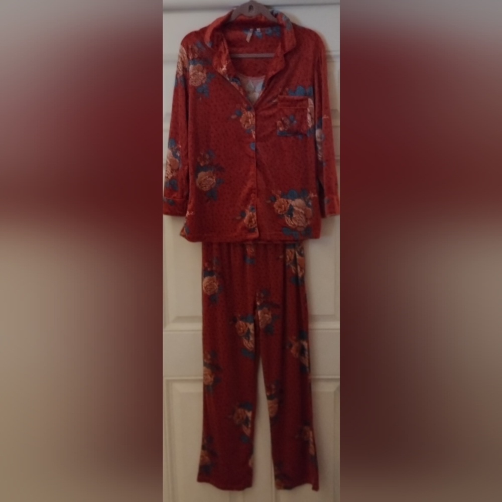 LIGHTS OUT NIGHTMARE 2 PC RED FLORAL VELVET FEEL PAJAMA SET SZ L